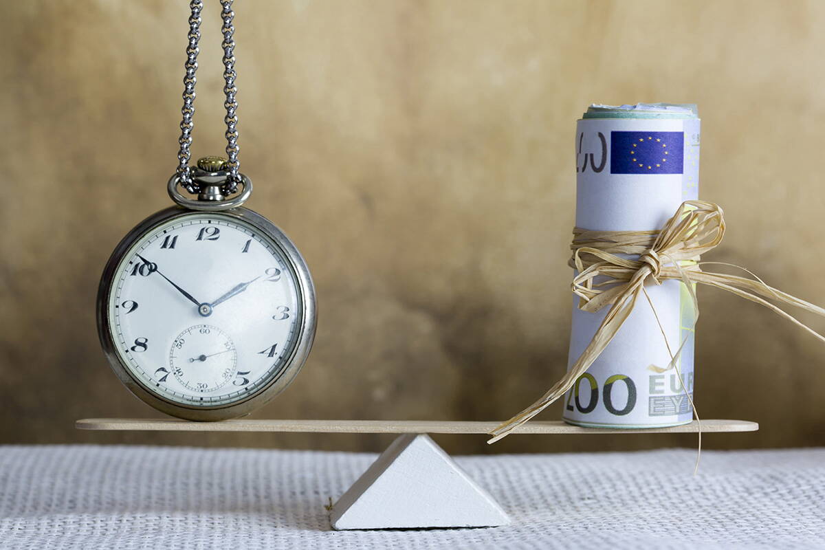 time_money_balance.jpeg Eine Taschenuhr und ein Geldbündel halten sich die Waage.