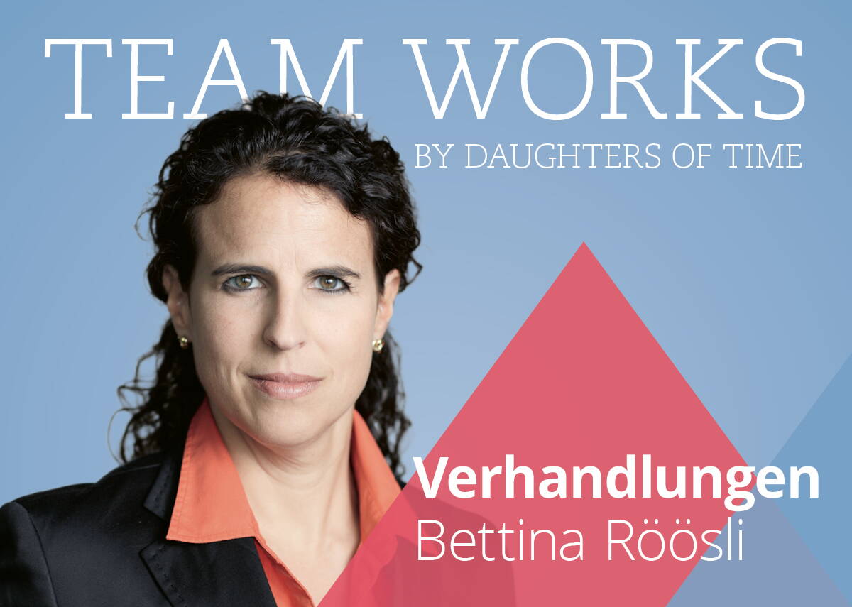 daughters-of-time_bulletjournal_timemanagement Podcastcover Teamworks mit Fabienne Muri und Chantal Muri. Zwei junge Frauen lachen breit in die Kamera vor pinkem Hintergrund.