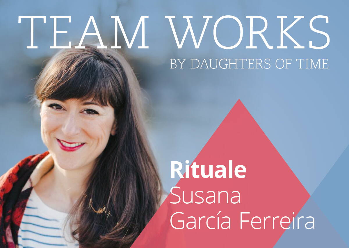 daughters-of-time_bulletjournal_timemanagement Podcastcover Teamworks mit Fabienne Muri und Chantal Muri. Zwei junge Frauen lachen breit in die Kamera vor pinkem Hintergrund.