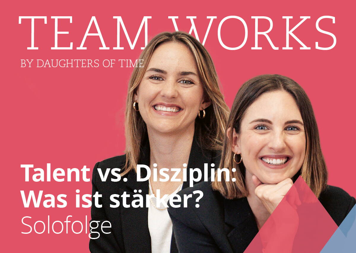 daughters-of-time_bulletjournal_timemanagement Podcastcover Teamworks mit Fabienne Muri und Chantal Muri. Zwei junge Frauen lachen breit in die Kamera vor pinkem Hintergrund.