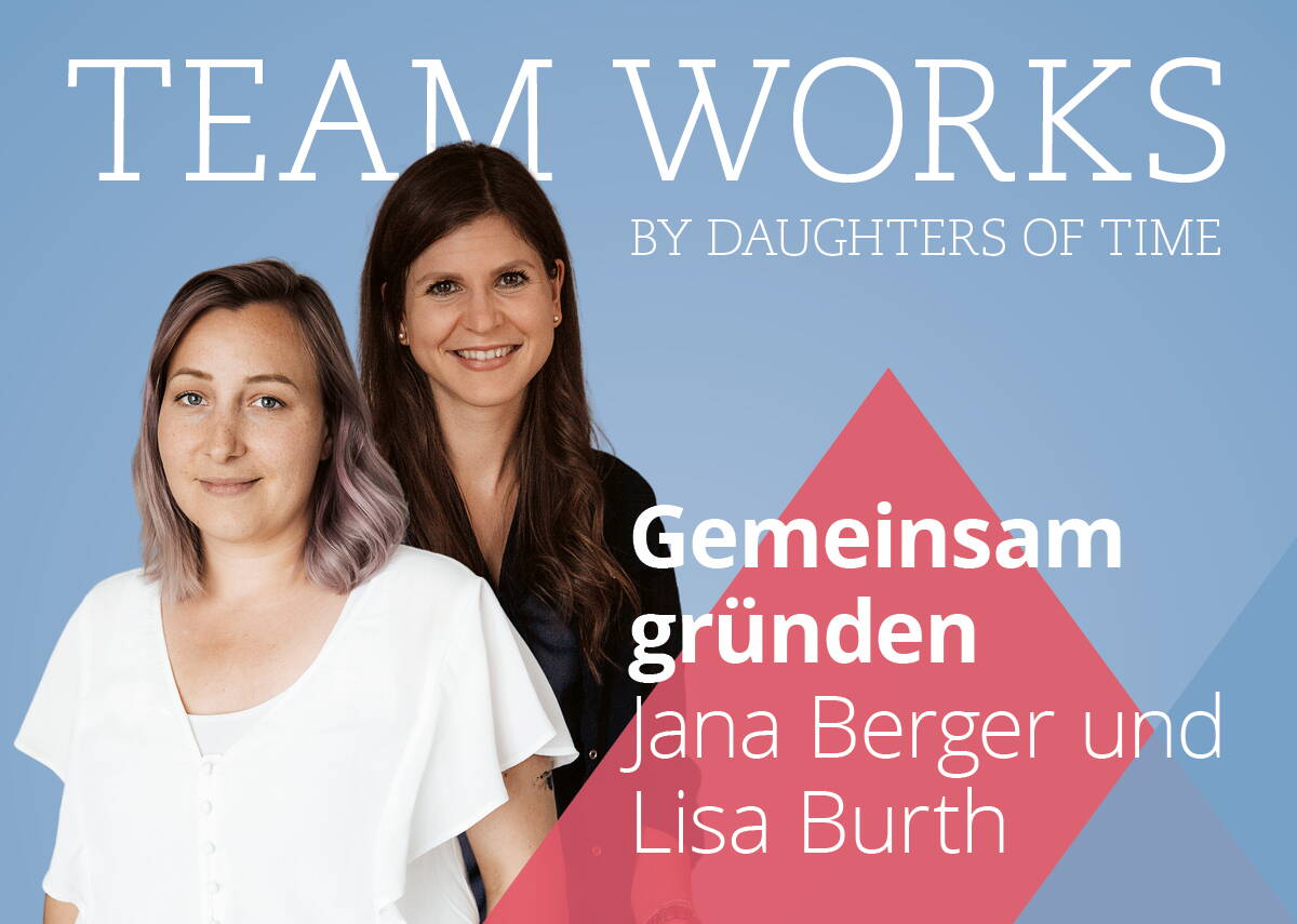 daughters-of-time_bulletjournal_timemanagement Eine weibliche Person sitzt an einem Holztisch, zu sehen sind allerdings nur ihre beiden Unterarme und ihre Hände. In der linken Hand hält sie eine Tasse Tee. Daneben liegt ein Löffel und davor ein blaues Tuch mit weissen Streifen und darauf eine Teekanne. Rechts vom Löffel steht eine Müslischale und die rechte Hand liegt ruhig noch weiter rechts daneben. Am Handgelenk trägt die Frau eine schwarze Uhr mit goldenen Ziffern und die Hand ruht auf einem Magazin mit einem Bild von Blumen.