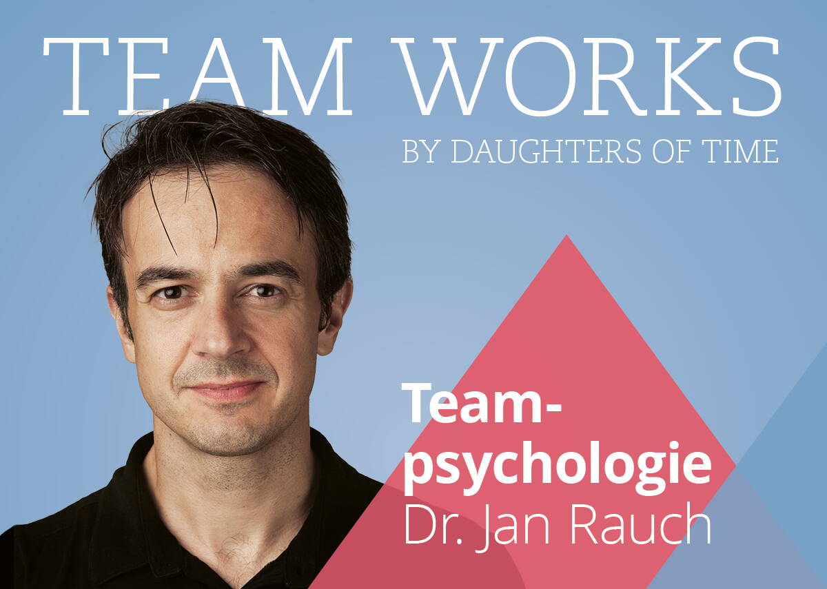 daughters-of-time_bulletjournal_timemanagement Eine weibliche Person sitzt an einem Holztisch, zu sehen sind allerdings nur ihre beiden Unterarme und ihre Hände. In der linken Hand hält sie eine Tasse Tee. Daneben liegt ein Löffel und davor ein blaues Tuch mit weissen Streifen und darauf eine Teekanne. Rechts vom Löffel steht eine Müslischale und die rechte Hand liegt ruhig noch weiter rechts daneben. Am Handgelenk trägt die Frau eine schwarze Uhr mit goldenen Ziffern und die Hand ruht auf einem Magazin mit einem Bild von Blumen.