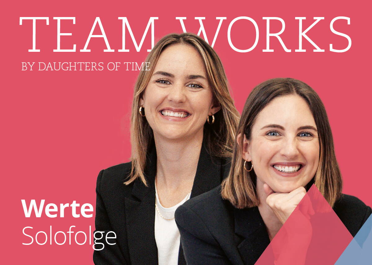 Podcastcover Teamworks mit Fabienne Muri und Chantal Muri. Zwei junge Frauen lachen breit in die Kamera vor pinkem Hintergrund.