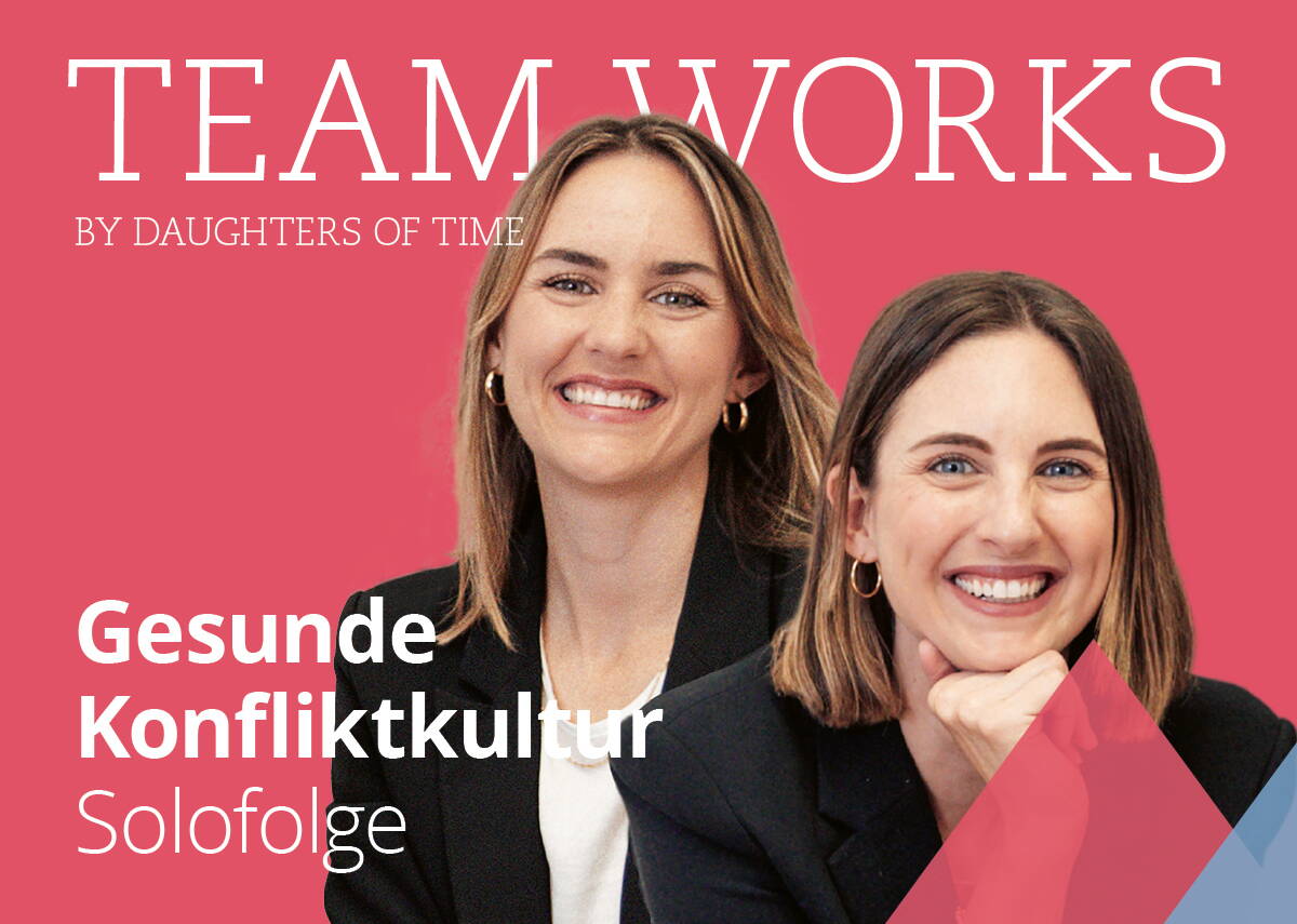 Podcastcover Teamworks mit Fabienne Muri und Chantal Muri. Zwei junge Frauen lachen breit in die Kamera vor pinkem Hintergrund.