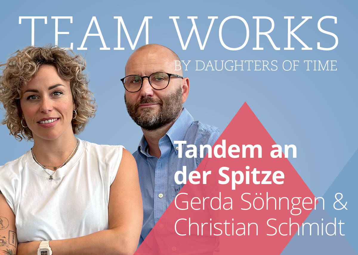 Gerda_Söhngen_Christian_Schmidt_Tandem Podcastcover Teamworks mit Gerda Söhngen und Christian Schmidt vor blauem Hintergrund