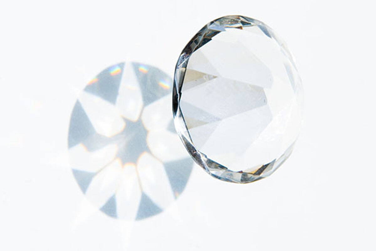 daughters-of-time_brilliante-frauen_blogpg Ein Diamant auf weissem Hintergrund, der Schatten wirft.
