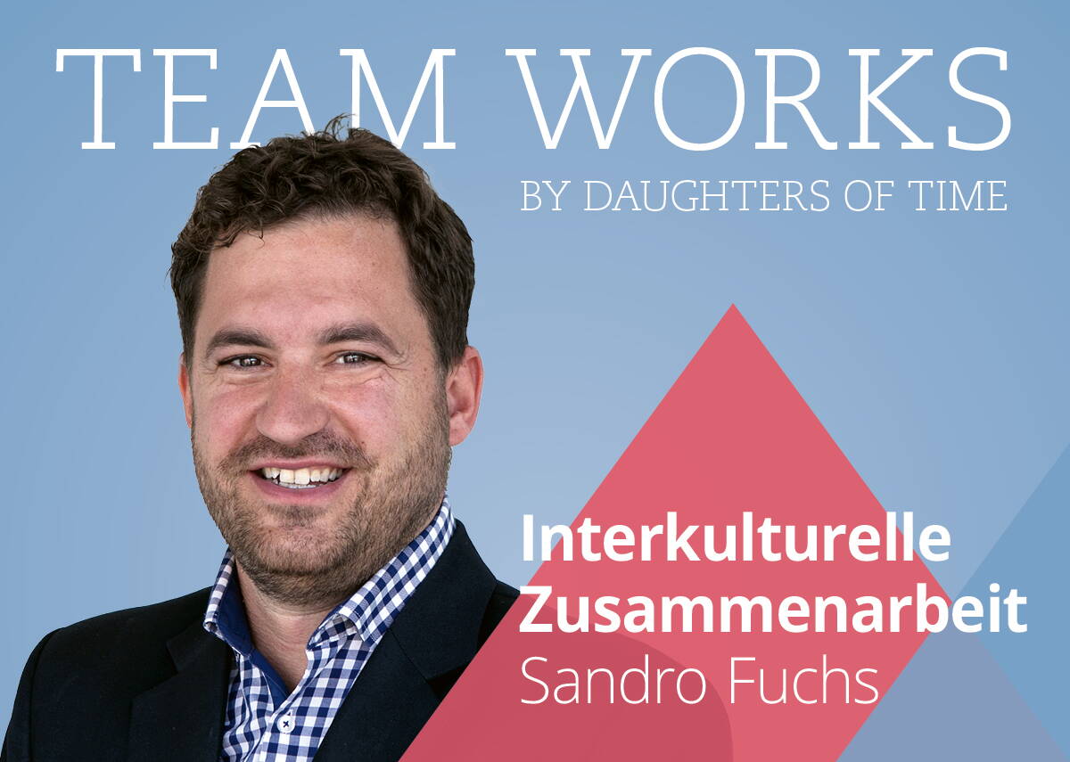 daughters-of-time_bulletjournal_timemanagement Eine weibliche Person sitzt an einem Holztisch, zu sehen sind allerdings nur ihre beiden Unterarme und ihre Hände. In der linken Hand hält sie eine Tasse Tee. Daneben liegt ein Löffel und davor ein blaues Tuch mit weissen Streifen und darauf eine Teekanne. Rechts vom Löffel steht eine Müslischale und die rechte Hand liegt ruhig noch weiter rechts daneben. Am Handgelenk trägt die Frau eine schwarze Uhr mit goldenen Ziffern und die Hand ruht auf einem Magazin mit einem Bild von Blumen.