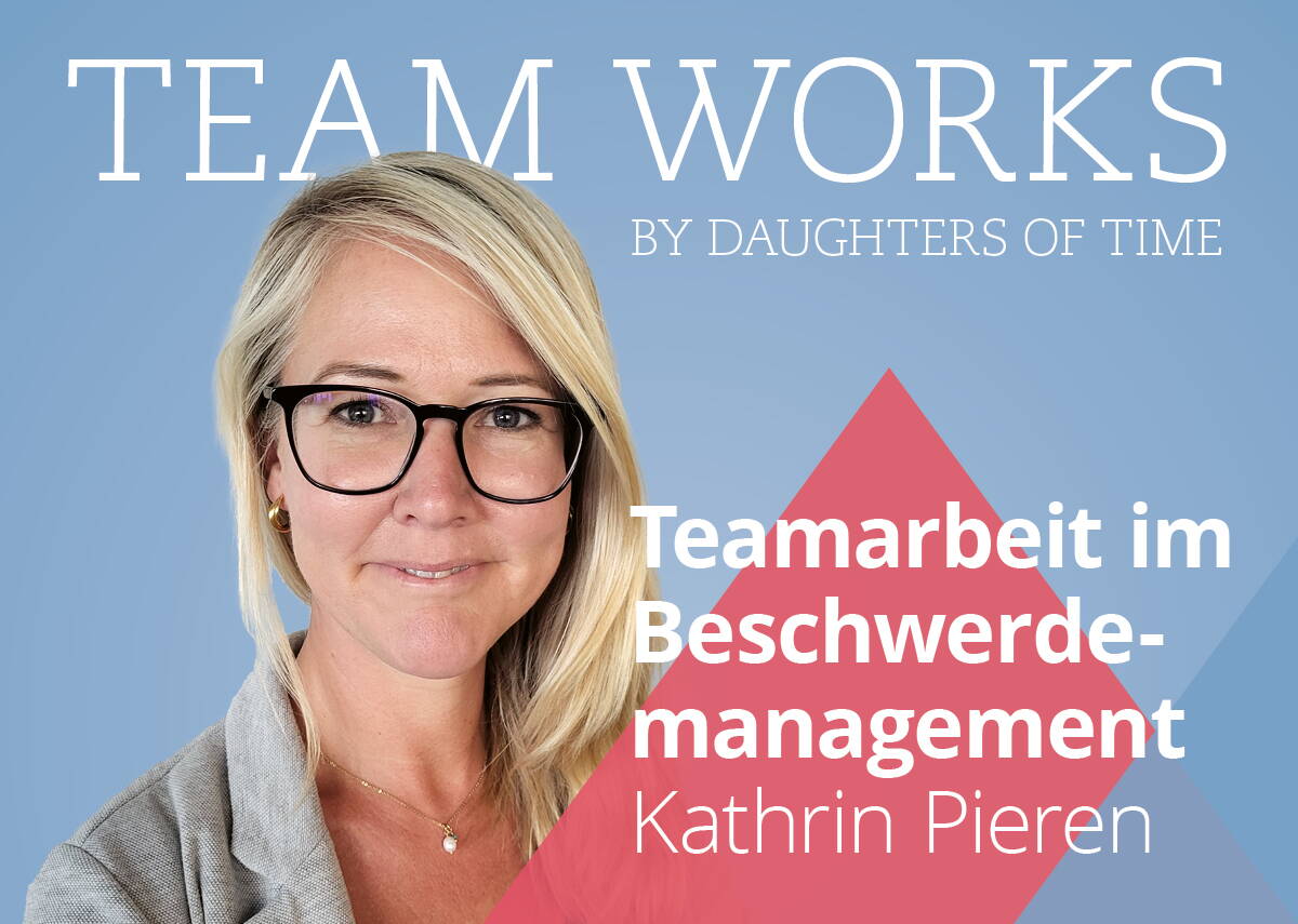 daughters-of-time_Podcast_Teamarbeit_Beschwerdemanagement Kathrin Pieren. Blonde Frau mit schwarzer markanter Brille. Helle Haut und blaue Augen.