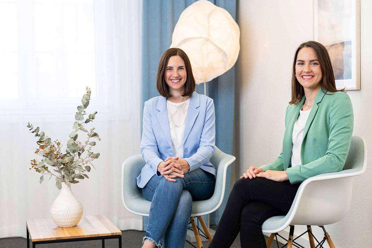 Fabienne Muri und Chantal Muri sitzen in ihrem Coachingraum in Sursee und schauen in die Kamera.