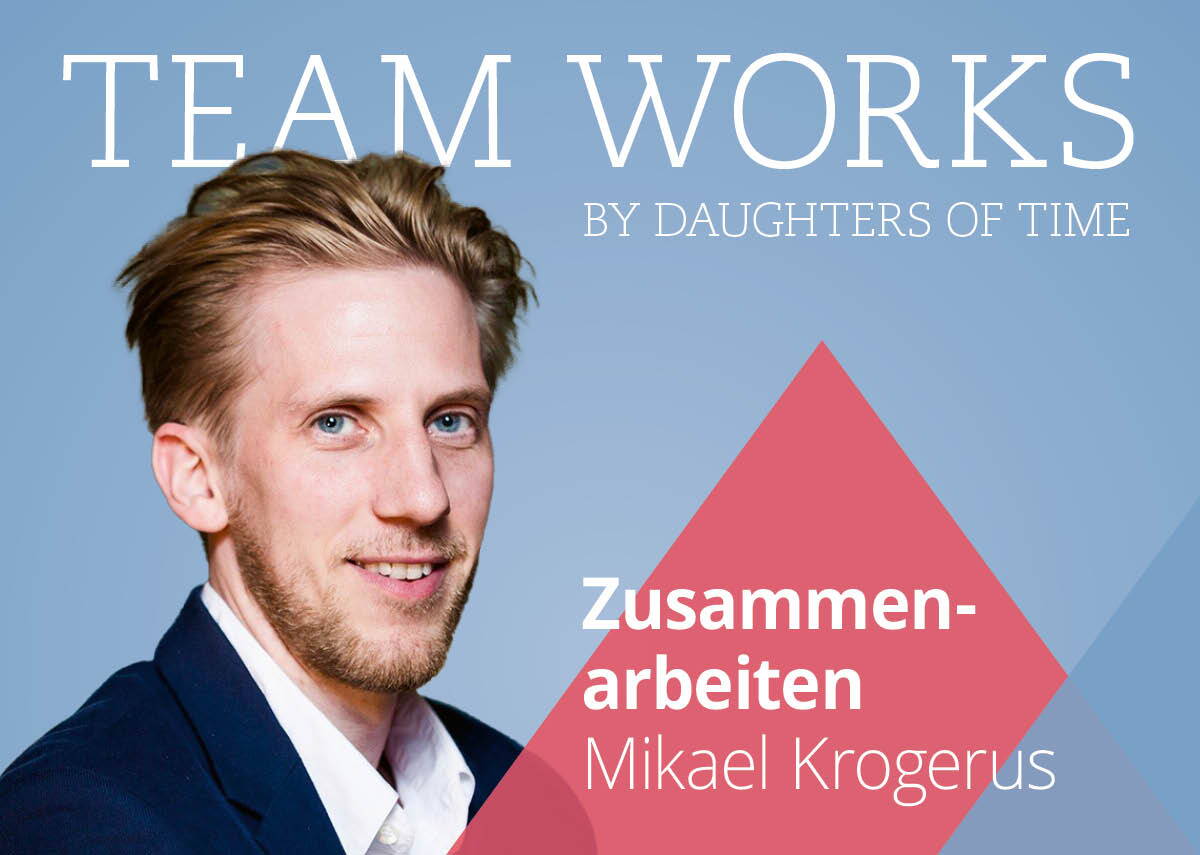 daughters-of-time_bulletjournal_timemanagement Podcastcover Teamworks mit Fabienne Muri und Chantal Muri. Zwei junge Frauen lachen breit in die Kamera vor pinkem Hintergrund.
