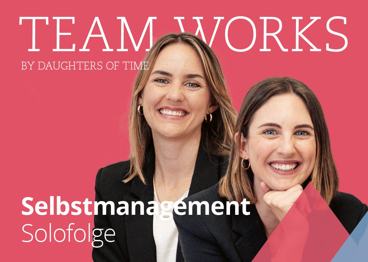 daughters-of-time_bulletjournal_timemanagement Podcastcover Teamworks mit Fabienne Muri und Chantal Muri. Zwei junge Frauen lachen breit in die Kamera vor pinkem Hintergrund.