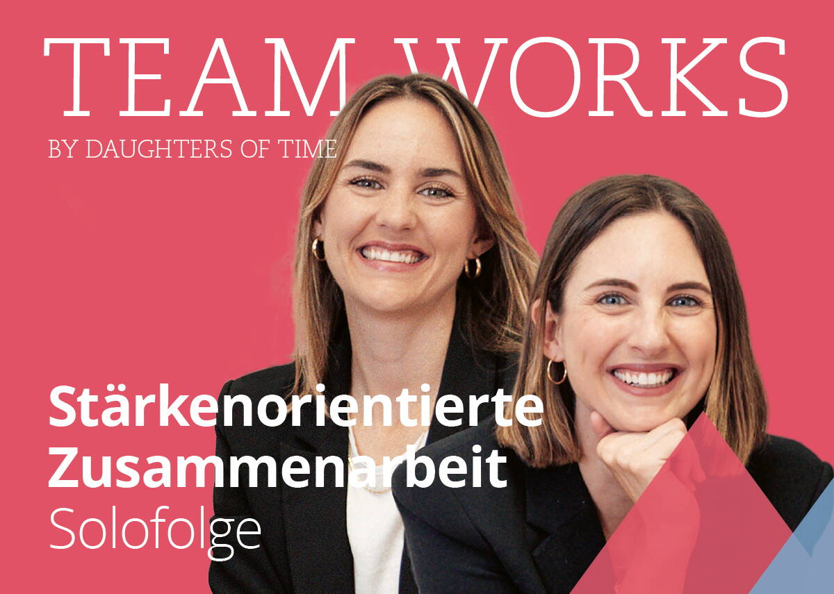 Stärkenorientierte Zusammenarbeit_Fabienne_Chantal_Muri Podcastcover Teamworks mit Fabienne Muri und Chantal Muri vor pinkem Hintergrund.