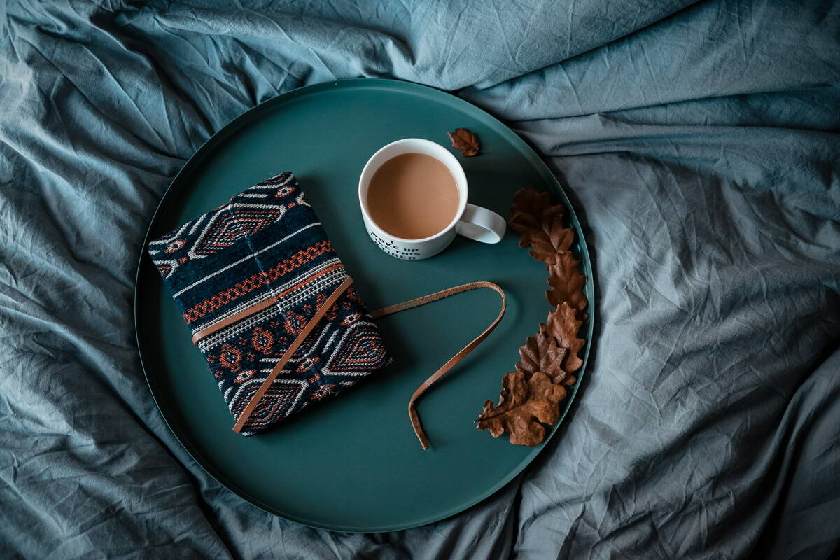 neujahrsvorsaetze_schreiben.jpg Herbstliche Stimmung mit Kaffeetasse auf einem Tablett.