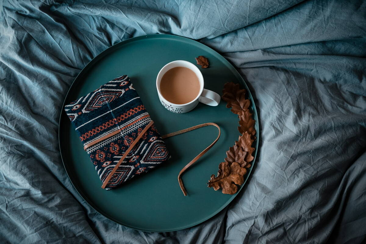 Herbstliche Stimmung mit Kaffeetasse auf einem Tablett.